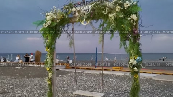 Россия, Краснодарский край, Сочи. Август 2024. Пляж SochiFornia. Качели на пляже. Редакционное видео, видеограф Сергей Татаринцев / Фотобанк Лори