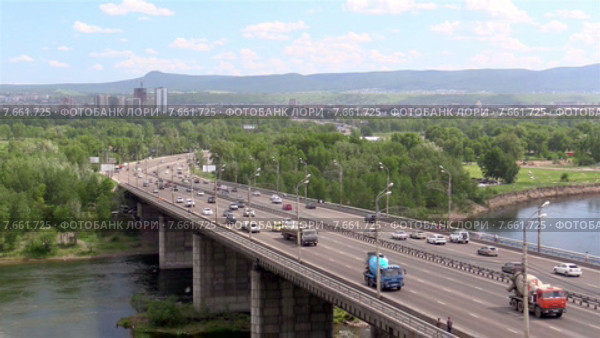 Россия, Красноярск. Октябрьский мост - автомобильно-пешеходный мост через реку Енисей (2015 год). Стоковое видео, видеограф Галина Михалишина / Фотобанк Лори