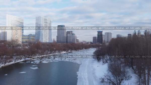 Россия. Москва. Филёвский бульвар. Вид на Москва СИТИ. Река Москва. Река с высоты птичьего полета. Ледоход (2021 год). Стоковое видео, видеограф Сергей Татаринцев / Фотобанк Лори