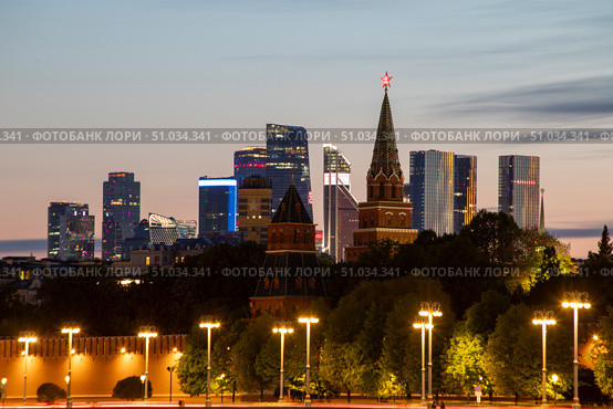 Россия. Москва. Небоскребы "Москва центр" на фоне Кремля. Редакционное фото, фотограф Литвяк Игорь / Фотобанк Лори