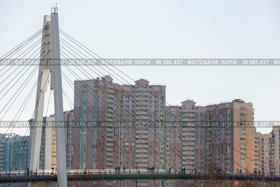 Россия. Москва. Пешеходный мост через Москву-реку от Павшинской поймы до станции метро Мякинино. Russia. Moscow. Pedestrian bridge across the Moskva River from the Pavshinskaya floodplain to the Myakinino metro station. (2019 год). Редакционное фото, фотограф Алексей Смышляев / Фотобанк Лори
