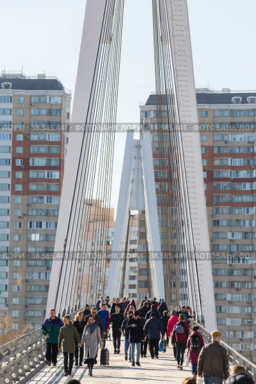 Россия. Москва. Пешеходный мост через Москву-реку от Павшинской поймы до станции метро Мякинино. Russia. Moscow. Pedestrian bridge across the Moskva River from the Pavshinskaya floodplain to the Myakinino metro station. (2019 год). Редакционное фото, фотограф Алексей Смышляев / Фотобанк Лори