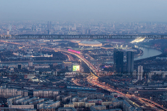 Россия. Москва. Вечерний вид на город с смотровой площадки "Выше только любовь"  комплекса Москва Сити (2022 год). Редакционное фото, фотограф Литвяк Игорь / Фотобанк Лори