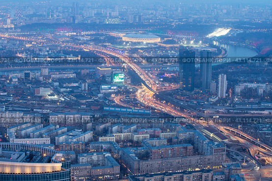 Россия. Москва. Вечерний вид на город с смотровой площадки "Выше только любовь"  комплекса Москва Сити (2022 год). Редакционное фото, фотограф Литвяк Игорь / Фотобанк Лори
