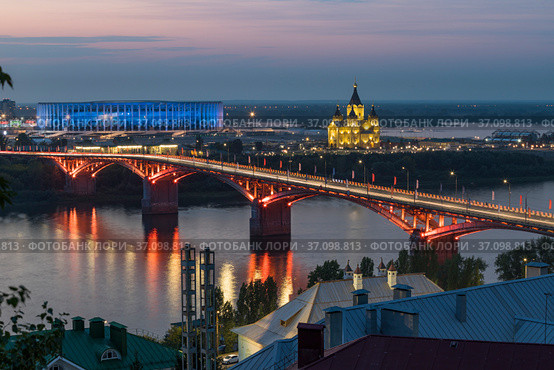 Россия. Нижний Новгород. Канавинский мост и стрелка в сумерках (2021 год). Редакционное фото, фотограф Литвяк Игорь / Фотобанк Лори