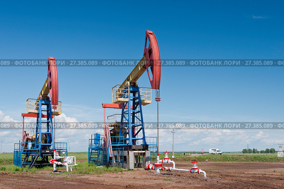 Россия, Пермский край,  куст 844 станок-качалка, нефтянная качалка на Красноярско-Куединском месторождении, ООО "Лукойл-Пермь", добыча нефти (2017 год). Стоковое фото, фотограф Александр Циликин / Фотобанк Лори