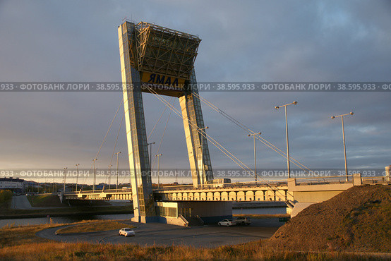 Россия. Салехард. Автодорожный вантовый мост Факел через реку Шайтанка. Russia. Salekhard. The Torch cable-stayed road bridge over the Chatanika River. (2013 год). Редакционное фото, фотограф Алексей Смышляев / Фотобанк Лори