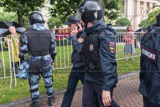 Россия. Санкт-Петербург. Митинг Петербург за Москву. Участники митинга. Сотрудники полиции по просьбе организаторов мероприятия выводят участников, заподренных в провокационных действиях. Russia. Saint-Petersburg. Rally Petersburg for Moscow. Participants of the rally. Police officers, at the request of the organizers of the event, withdraw participants suspected of provocative actions. (2019 год). Редакционное фото, фотограф Алексей Смышляев / Фотобанк Лори