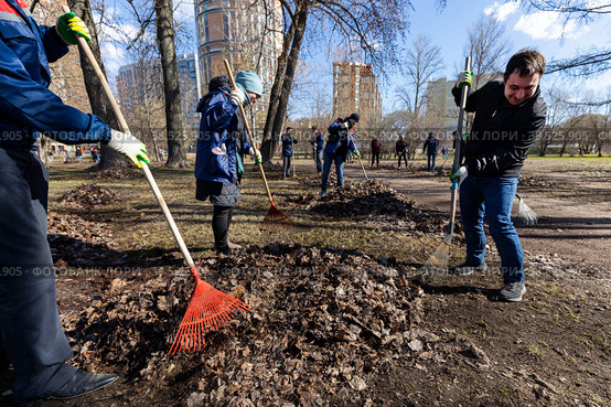 Россия. Санкт-Петербург. Участники городского субботника на уборке территории. Russia. Saint-Petersburg. Participants of the city subbotnik on cleaning the territory. (2022 год). Редакционное фото, фотограф Алексей Смышляев / Фотобанк Лори
