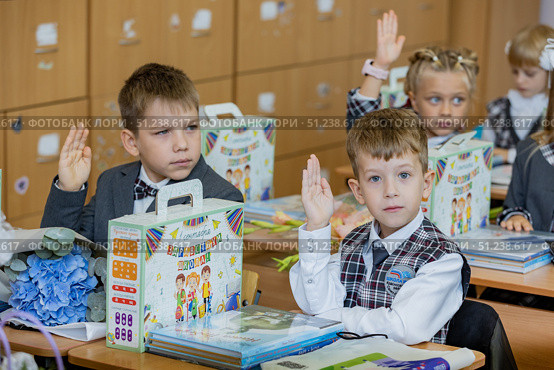 Россия. Санкт-Петербург. Ученики тянут руку для ответа. Russia. Saint Petersburg. Students raising their hands to answer. Редакционное фото, фотограф Алексей Смышляев / Фотобанк Лори