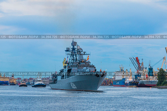 Россия. Санкт-Петербург. Военный корабль проходит морской канал. Эскадренный миноносец "Вице-адмирал Кулаков". Бортовой номер 626 (2020 год). Редакционное фото, фотограф Литвяк Игорь / Фотобанк Лори