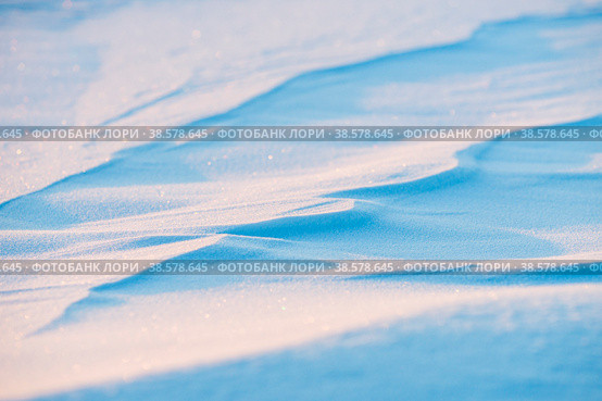 Россия. Санкт-Петербург. Зимние приметы. Снежный наст на земле. Russia. Saint-Petersburg. Winter signs. Snow on the ground. (2017 год). Стоковое фото, фотограф Алексей Смышляев / Фотобанк Лори
