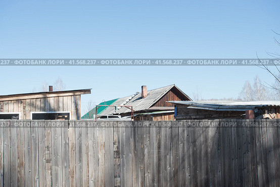Россия, Сибирь, Тюменская область; поселок ,  деревянный дом (2019 год). Стоковое фото, фотограф Александр Циликин / Фотобанк Лори