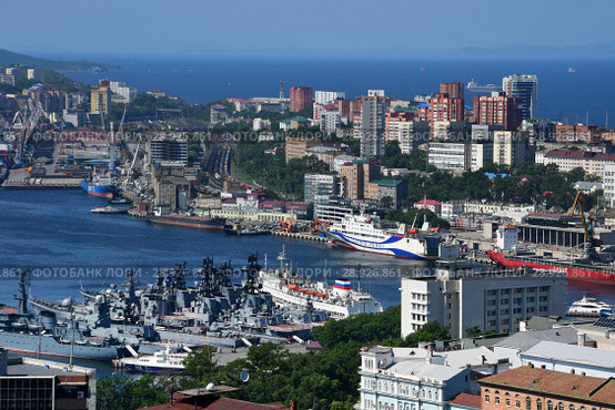 Россия, вид на бухту Золотой рог во Владивостоке со смотровой площадки "Орлиное гнездо" летом (2018 год). Стоковое фото, фотограф Овчинникова Ирина / Фотобанк Лори