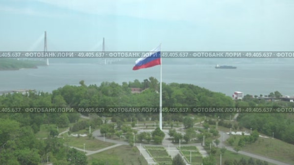 Россия. Владивосток. Флаг на территории кампуса ДВФУ. Стоковое видео, видеограф Максим Антоненко / Фотобанк Лори