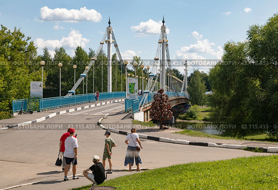 Россия, Ярославль. Вид на Даманский мост, ведущий в Даманский парк. Летний солнечный день (2023 год). Редакционное фото, фотограф Наталья Николаева / Фотобанк Лори