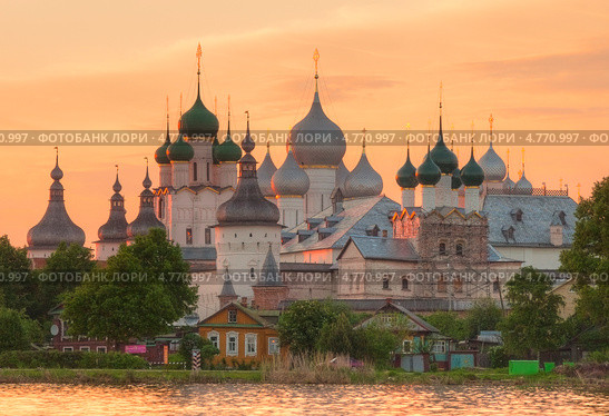 Ростов Великий. Закат над Ростовским кремлём (2013 год). Редакционное фото, фотограф Литвяк Игорь / Фотобанк Лори