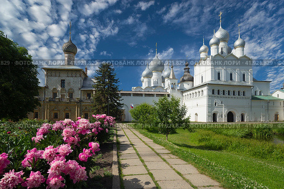 Ростовский кремль Россия Ростов Великий. Белые облака на небе. Лето. Стоковое фото, фотограф Оксана Владимировна Грачева / Фотобанк Лори
