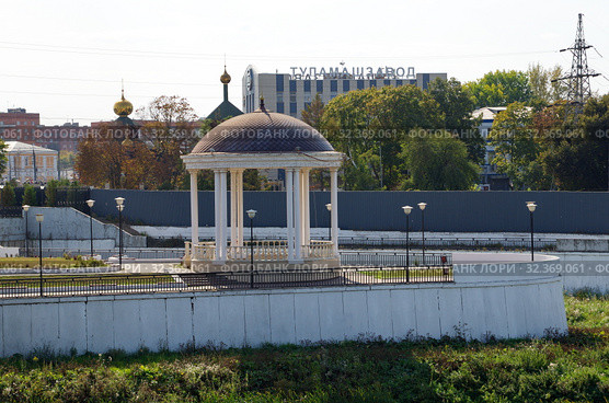Ротонда на берегу реки Упы на фоне здания Туламашзавода. Тула, Россия (2019 год). Редакционное фото, фотограф Елена Коромыслова / Фотобанк Лори