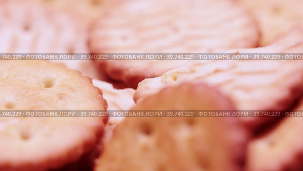 Round cracker biscuits in bulk. Стоковое видео, видеограф Потийко Сергей / Фотобанк Лори