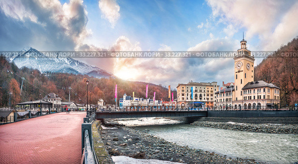 Роза Хутор View of the shops, cafe, tower, river in Rosa Khutor (2018 год). Редакционное фото, фотограф Baturina Yuliya / Фотобанк Лори