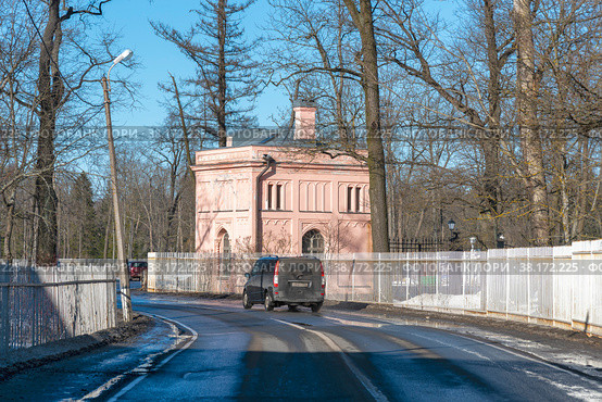 Розовая караулка. Екатерининский парк, город Пушкин, Санкт-Петербург (2021 год). Редакционное фото, фотограф Александр Щепин / Фотобанк Лори