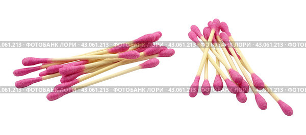 Розовые ватные палочки для ушей на белом фоне. Pink cotton ear swabs highlighted on a white background. Стоковое фото, фотограф Татьяна Д / Фотобанк Лори