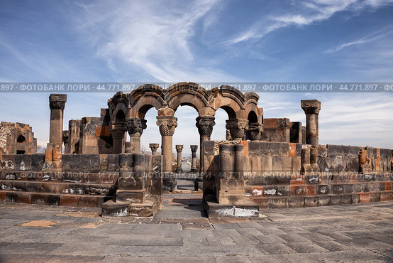 Ruins of Zvartnots temple (2024 год). Стоковое фото, фотограф Юлия Бабкина / Фотобанк Лори