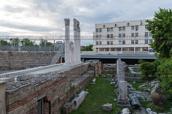 Руины античного форума - Римского одеона, в городе Пловдив, Болгария (2019 год). Стоковое фото, фотограф Дымов Игорь / Фотобанк Лори