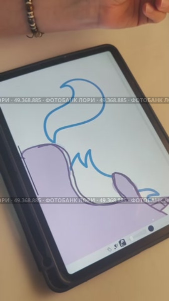 Рука девушки креатора иллюстратора держит в руке пальцами pensil и рисует на планшете ipad pro изображение мультяшного кавайного розового единорога в специальной программе для обучения художников для инстаграм и тик ток. Стоковое видео, видеограф Светлана Русских / Фотобанк Лори
