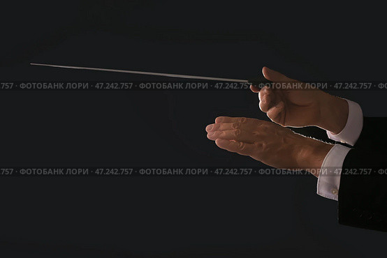 Руки мужского дирижера на темном фоне. Стоковое фото, фотограф Pixel_shot / Фотобанк Лори