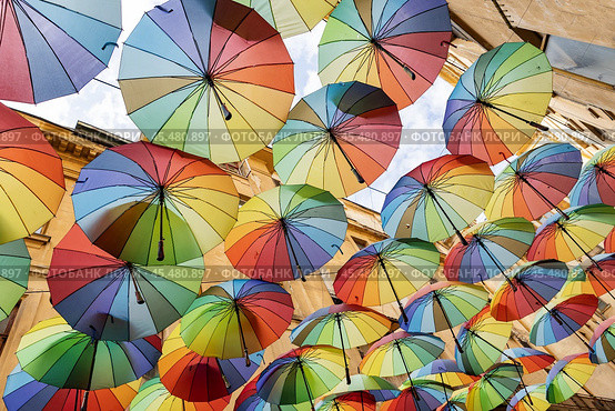 Румыния. Бухарест. Украшение из зонтов над улицей. Romania. Bucharest. Decoration of umbrellas above the street. Стоковое фото, фотограф Алексей Смышляев / Фотобанк Лори