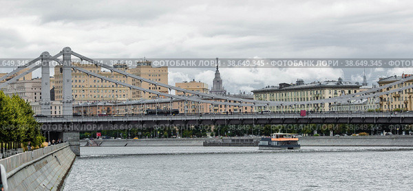 Russia. Krymsky bridge-a suspension bridge in Moscow, located on the route of the Garden ring, panoramic view. (2020 год). Редакционное фото, фотограф Photojuli / Фотобанк Лори