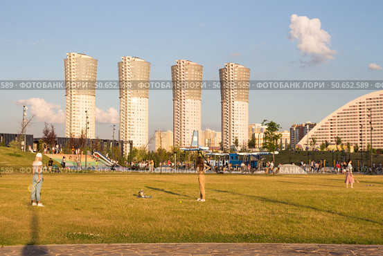 Russia, Moscow - 06 July 2020:   Khodynka field, Park and residential area. Summer in the city. People relax in the city Park at sunset on a hot day. Редакционное фото, фотограф Татьяна Васильева / Фотобанк Лори