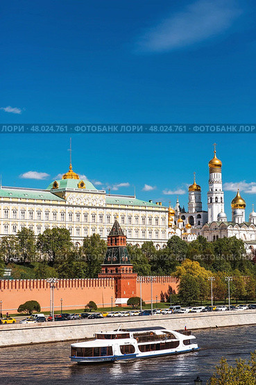 Russia, Moscow, April 28, 2025. Vodovzvodnaya Tower, the Grand Kremlin Palace, the Annunciation Cathedral and the bell tower of Ivan the Great on the Kremlin embankment. Редакционное фото, фотограф Photojuli / Фотобанк Лори
