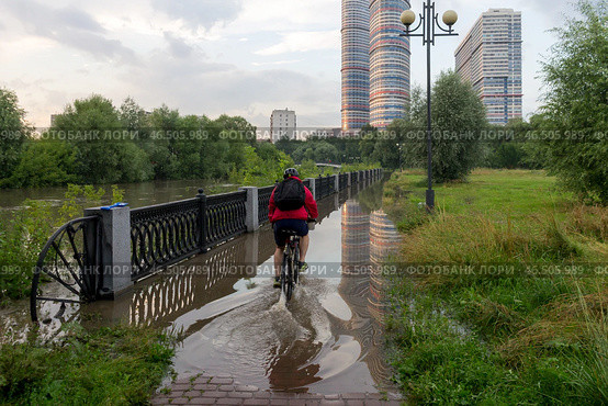 Russia, Moscow-July 27, 2020: due to heavy rains, the Yauza river overflowed its banks. Редакционное фото, фотограф Татьяна Васильева / Фотобанк Лори