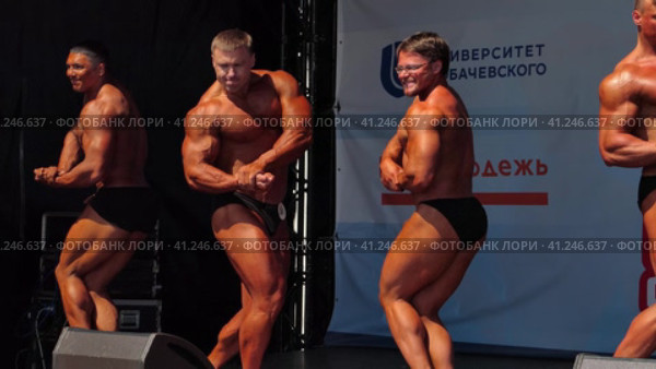 Russia, Nizhny Novgorod, Volzhskaya embankment 21, 05.06.2021. Athletes, men in swimming trunks on stage, bodybuilding performance. Россия, Нижний Новгород, Волжская набережная, 21, 05.06.2021. Спортсмены, мужчины в плавках на сцене, выступление по бодибилдингу. Высококачественные кадры в формате FullHD. Редакционное видео, видеограф Egor Sarantstv / Фотобанк Лори
