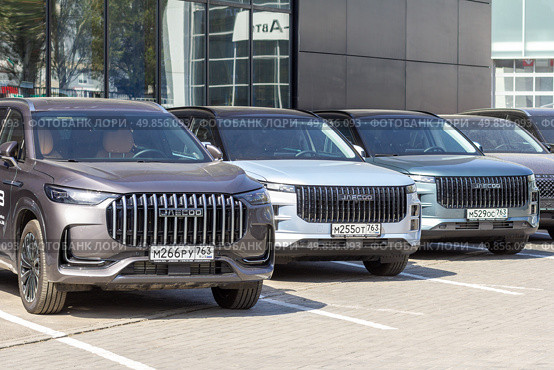 Russia, Samara. 23.04.2025. JAECOO cars of the Chinese company Chery are in the showroom for sale on a summer sunny day. Редакционное фото, фотограф Акиньшин Владимир / Фотобанк Лори