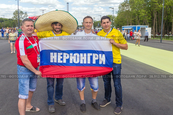 Russia, Samara, June 2018: Australian football fans communicate with fans from Russia at the World Cup. The text in Russian: neryungri. Редакционное фото, фотограф Акиньшин Владимир / Фотобанк Лори