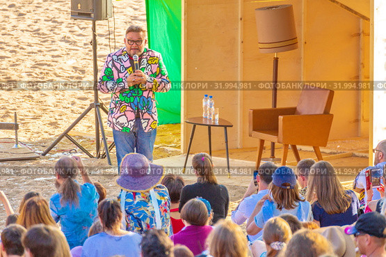 Russia, Samara, June 2019: Lecture by fashion historian Alexander Vasilyev outdoors. Bank of the Volga. Festival "Volga Fest" Редакционное фото, фотограф Акиньшин Владимир / Фотобанк Лори