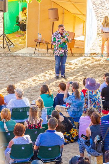 Russia, Samara, June 2019: Lecture by fashion historian Alexander Vasilyev outdoors. Bank of the Volga. Festival "Volga Fest" Редакционное фото, фотограф Акиньшин Владимир / Фотобанк Лори
