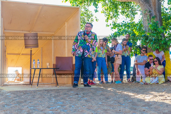 Russia, Samara, June 2019: Lecture by fashion historian Alexander Vasilyev outdoors. Bank of the Volga. Festival "Volga Fest" Редакционное фото, фотограф Акиньшин Владимир / Фотобанк Лори