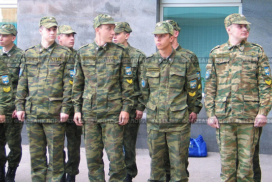 Russia Samara. June 23, 2005: relatives of a recruit cadet escort him to service at the station. Редакционное фото, фотограф Акиньшин Владимир / Фотобанк Лори