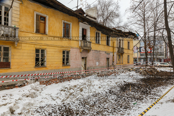 Russia, Samara, March 2017: Fenced area around the old house in emergency condition. Стоковое фото, фотограф Акиньшин Владимир / Фотобанк Лори