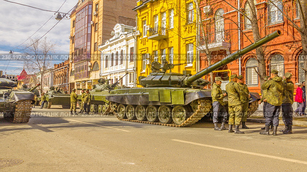 Russia, Samara, May 2018: New military modified russian army main battle tank T-72B3M in green camouflage at the city street. Редакционное фото, фотограф Акиньшин Владимир / Фотобанк Лори