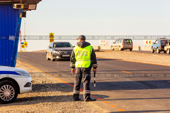 Russia Samara October 2020: traffic police officer control the movement of cars. Russian text: DPS. Редакционное фото, фотограф Акиньшин Владимир / Фотобанк Лори