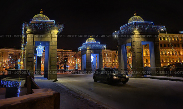 Russia, St. Petersburg 05,01,2017 Lomonosov Bridge across the Fontanka River with New Year's illumination and garlands. Редакционное фото, фотограф Анна Кривицкая / Фотобанк Лори