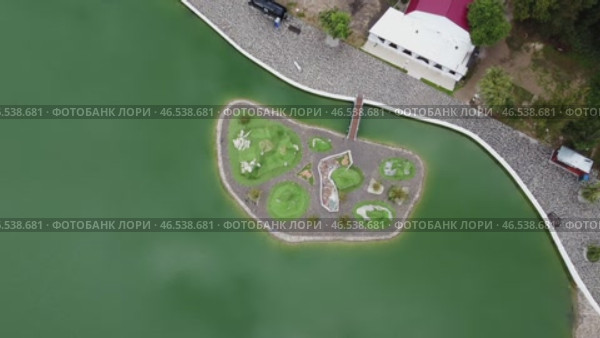 Russia, Stavropol Territory, the city of Zheleznovodsk September 29 2022, Artificial island on a resort lake in the city of Zheleznovodsk from a height. Редакционное видео, видеограф Скрипачев Антон / Фотобанк Лори