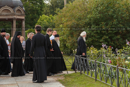 Russia, Veliky Novgorod, Yuriev monastery-July 14, 2020: Archimandrite ili (Nozdrin), Metropolitan Lev of Novgorod and old Russia, Bishop Arseniy of Yuriev together with the monastery's brethren approach the Spassky Cathedral. Редакционное фото, фотограф Филатова Ирина / Фотобанк Лори