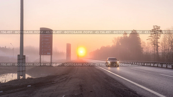Russia, Vladimir Oblast April 21 2024, M7 highway. Moscow - Kazan road M7 - "VOLGA", Foggy dawn on road, poor visibility due to fog. Редакционное фото, фотограф Скрипачев Антон / Фотобанк Лори